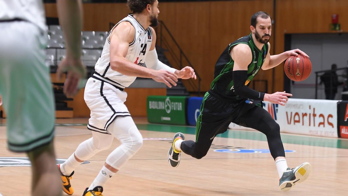 Ribas, en una acción del partido en el Olímpic de Badalona