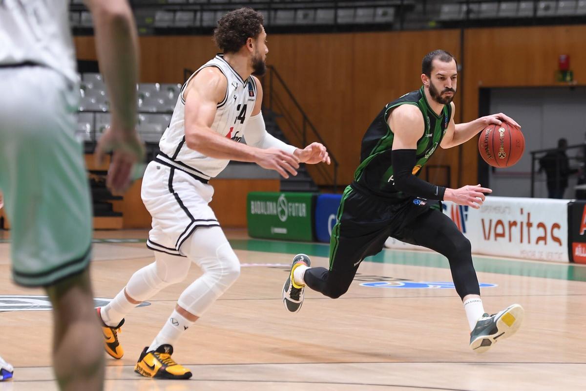 Ribas, en una acción del partido en el Olímpic de Badalona