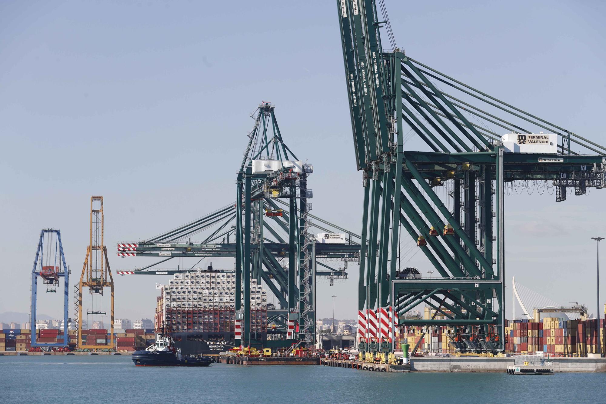 Espectacular traslado por mar de una nueva grúa en el Puerto de València