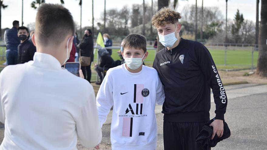 Simo posa con un joven aficionado al final del entrenamiento en la Ciudad Deportiva.