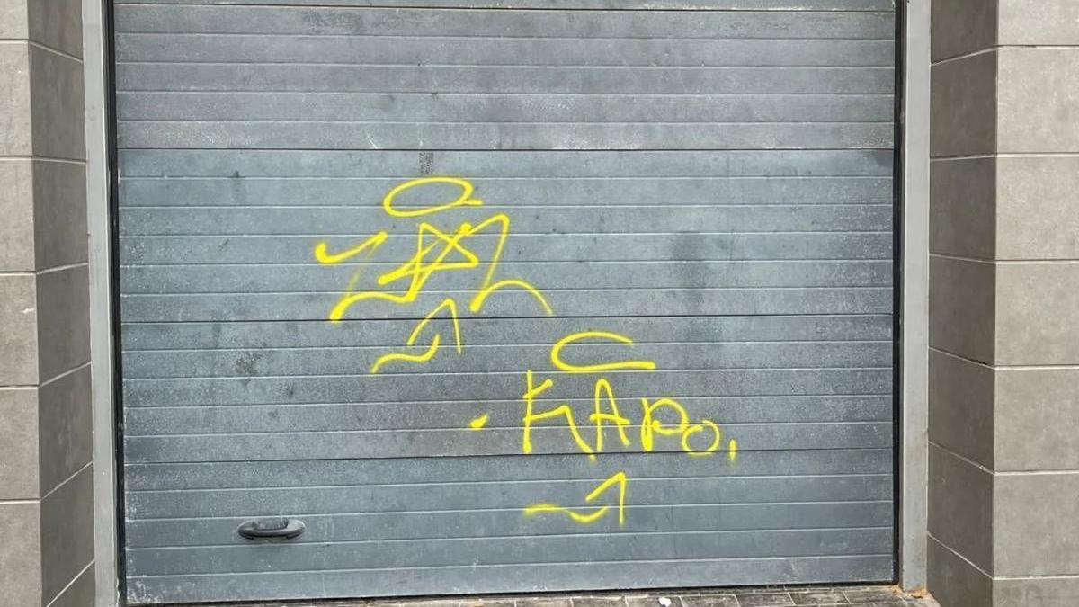 Pintadas vandálicas en una cochera de Carlet.