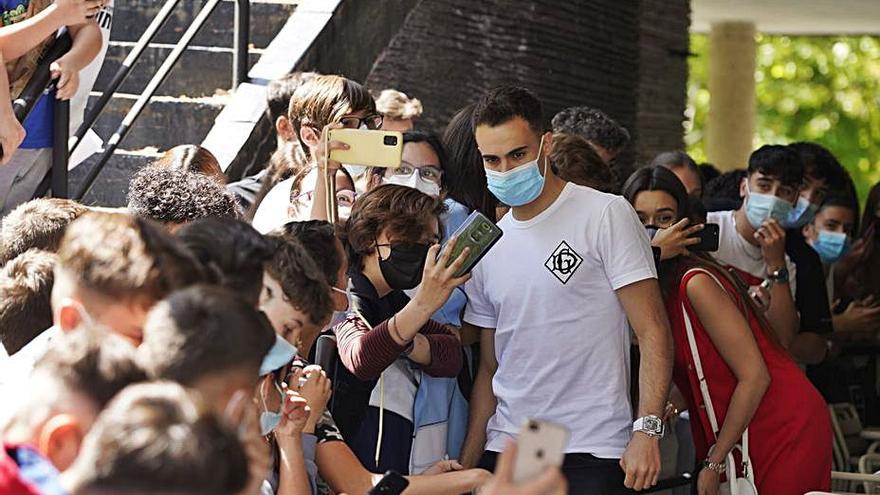 El futbolista y la influencer se fotografían con sus seguidores. | L. L. F.