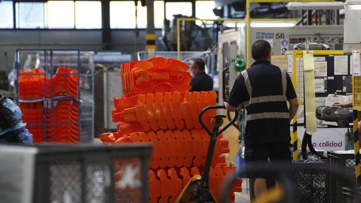 Trabajadores en una fábrica de la provincia, en imagen de archivo.