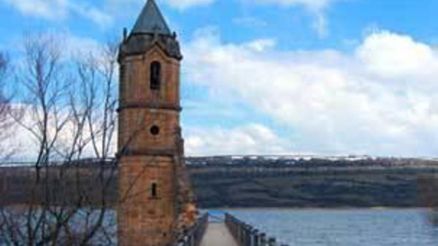 Parte de una de las torres de Arija, semisumergida en el embalse del Ebro.