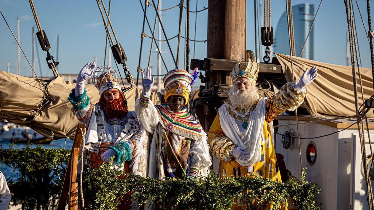 Los Reyes Magos, a punto de llegar al puerto de Barcelona en la cabalgata de 2023