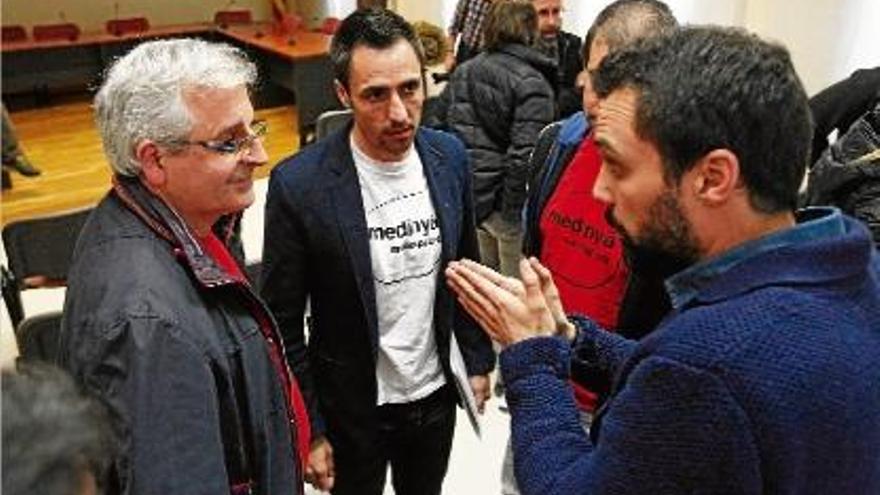 L&#039;alcalde, amb una samarreta reivindicativa, comenta els fets després del ple extraordinari d&#039;ahir a la tarda.