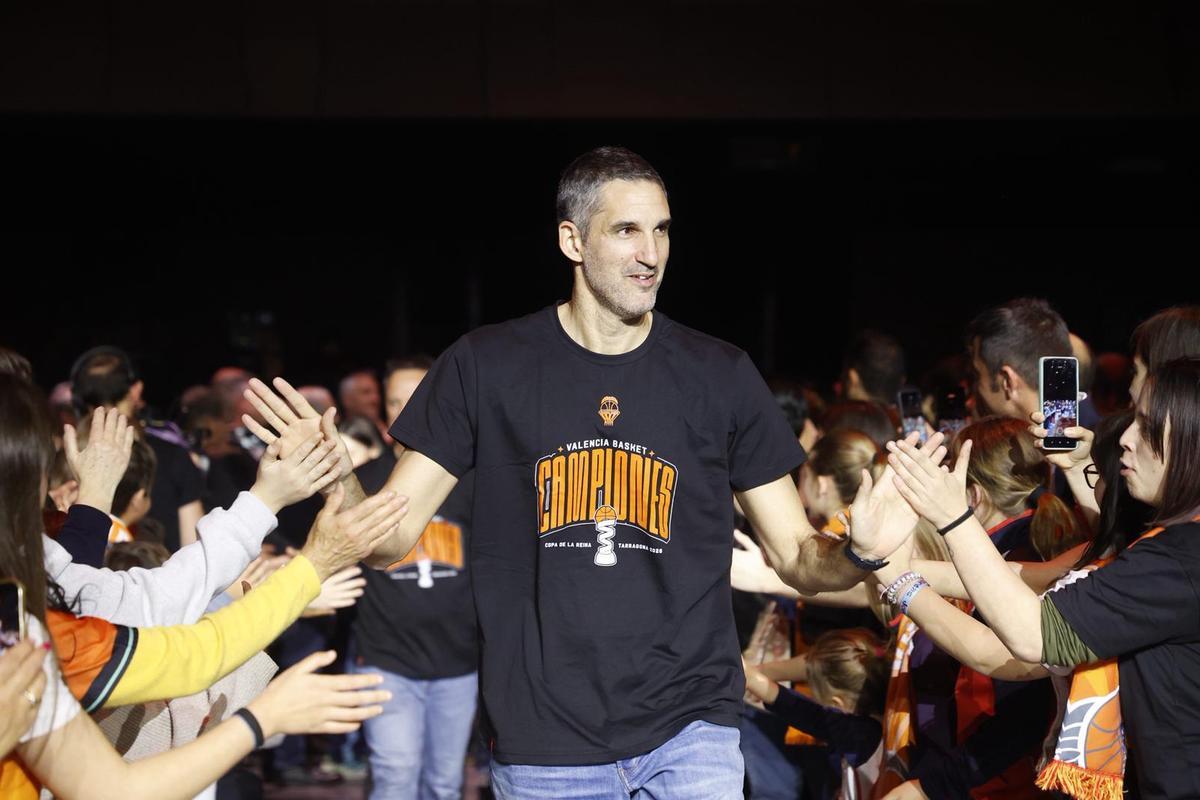 El Valencia festeja con su afición la Copa de la Reina en un Roig Arena entregado con Juan Roig El Valencia festeja con su afición la Copa de la Reina en un Roig Arena entregado con Juan Roig