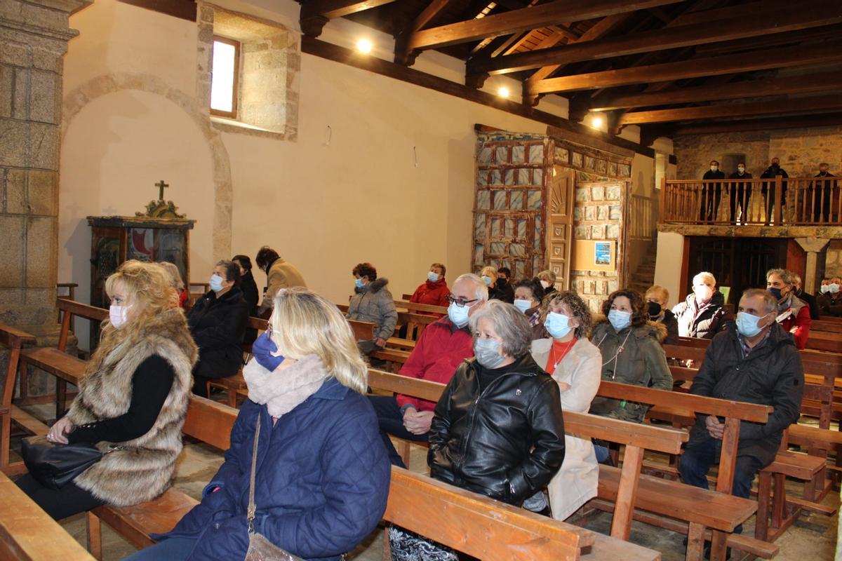 Vecinos de Terroso en la misa