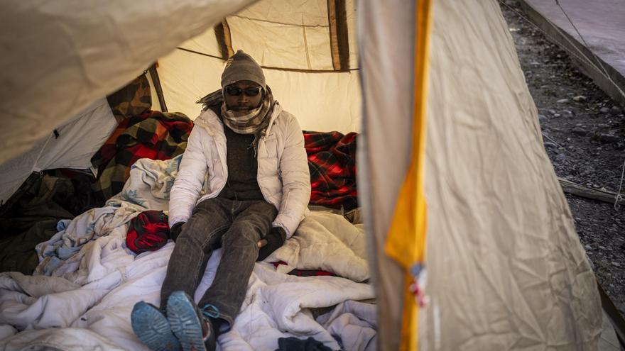 Vivir en la calle en Zaragoza con frío extremo: "Me duermo con el saco donde sea"