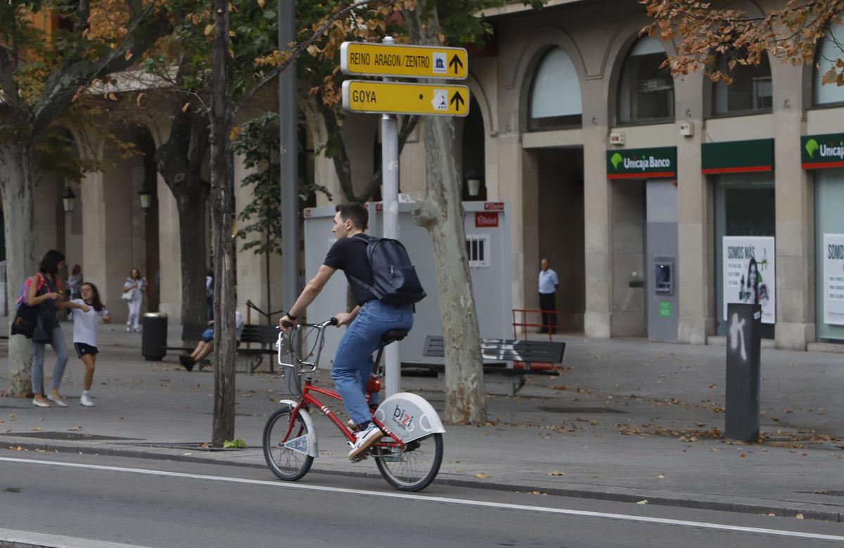 El casco no será obligatorio, aunque sí deberán llevarlo puesto los menores de 16 años que sean transportados en bici.