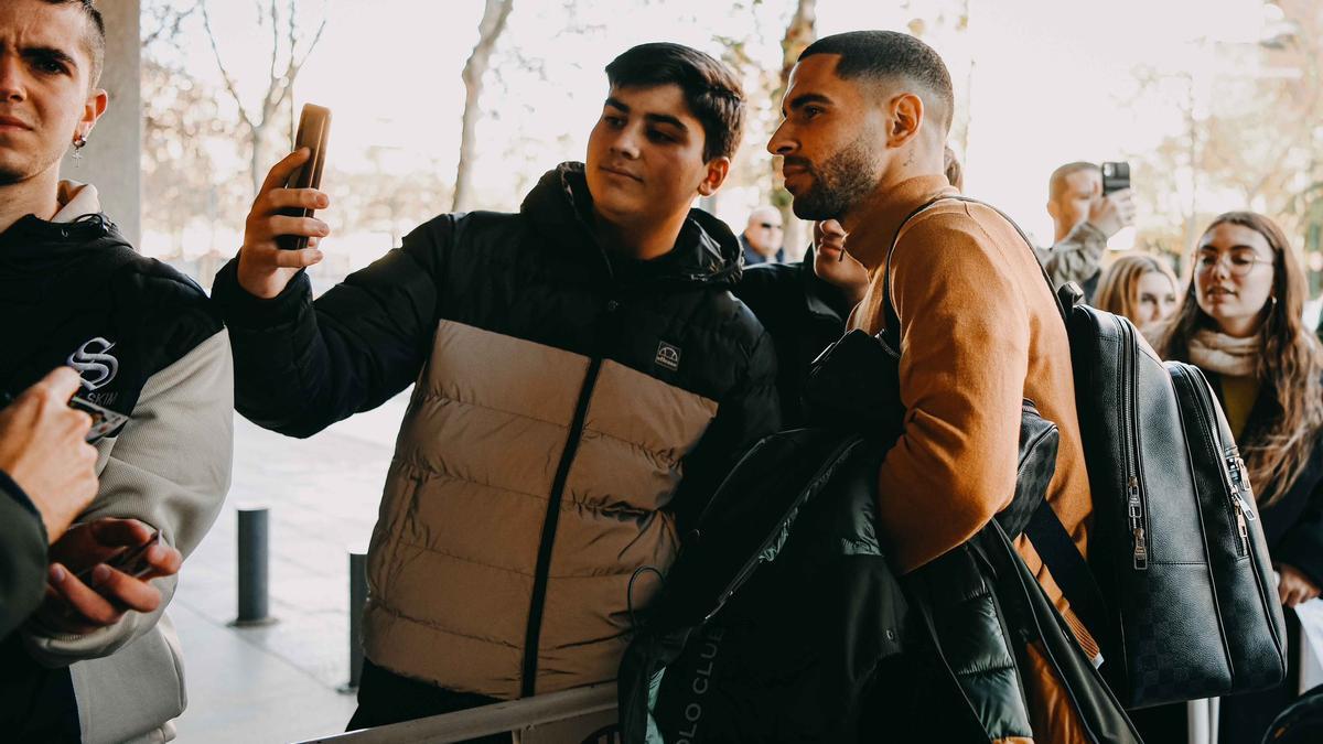 Mascarell se hace una fotografía con un aficionado, a la salida del hotel de concentración de Sevilla