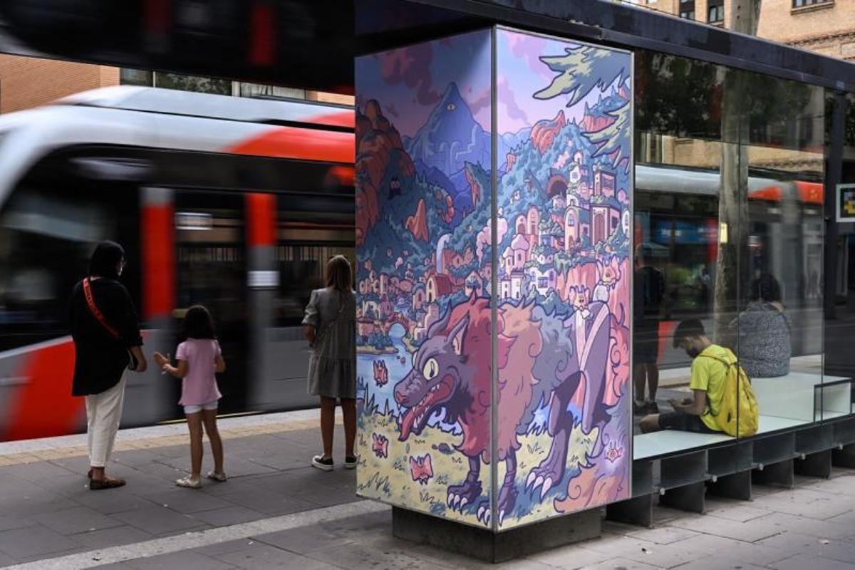 Las paradas del tranvía de Zaragoza están adornadas gracias al Festival Asalto.