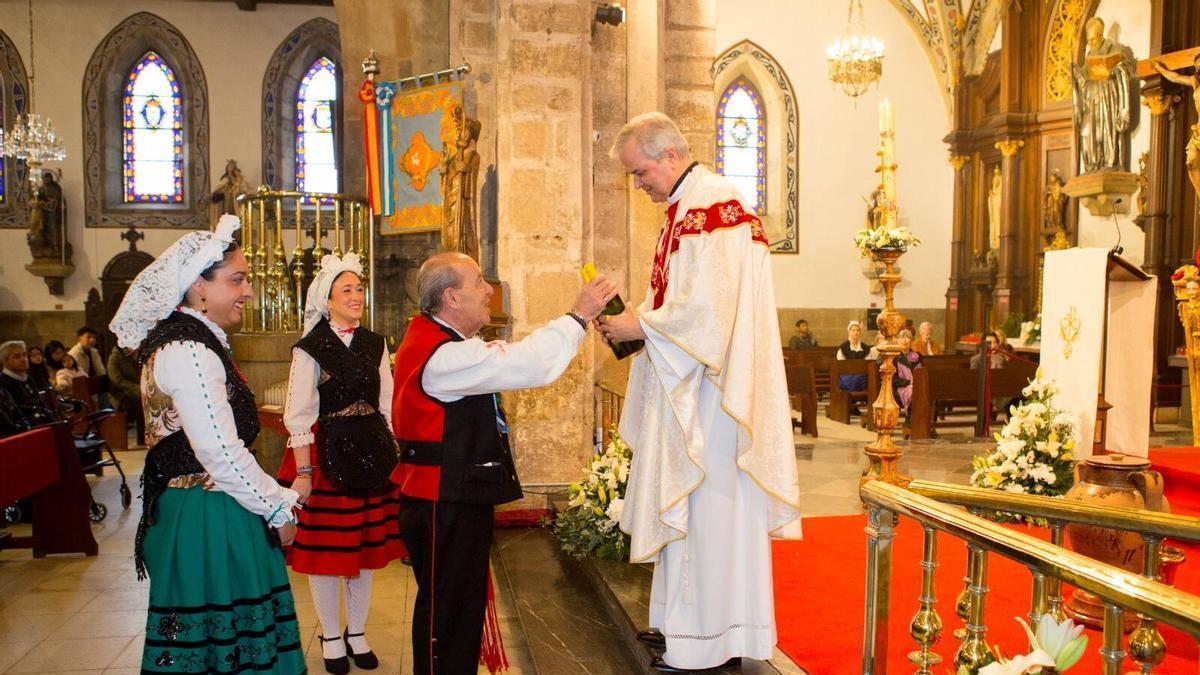 EN IMÁGENES: Misa de cofrades y reparto del bollo escarchado en Avilés