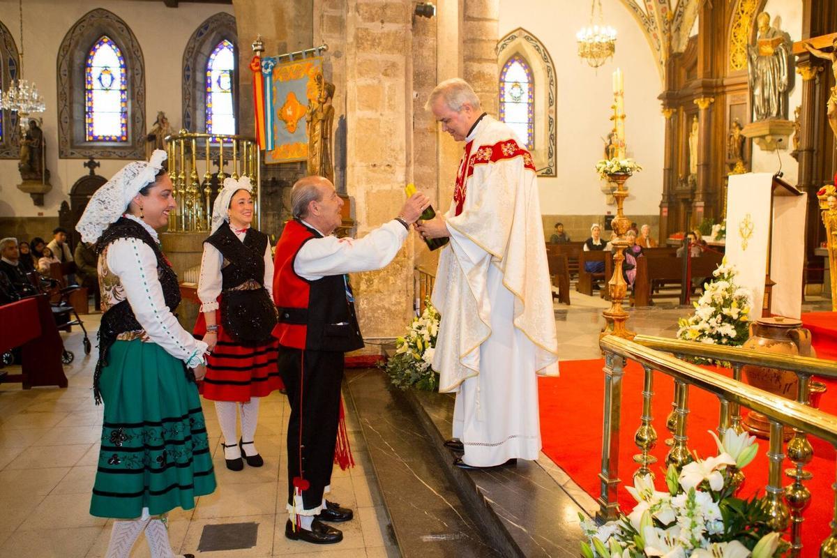 EN IMÁGENES: Misa de cofrades y reparto del bollo escarchado en Avilés