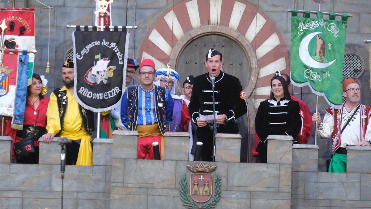 El alcalde Rubén Alfaro dirigiéndose a los festeros tratando de contener la emoción.