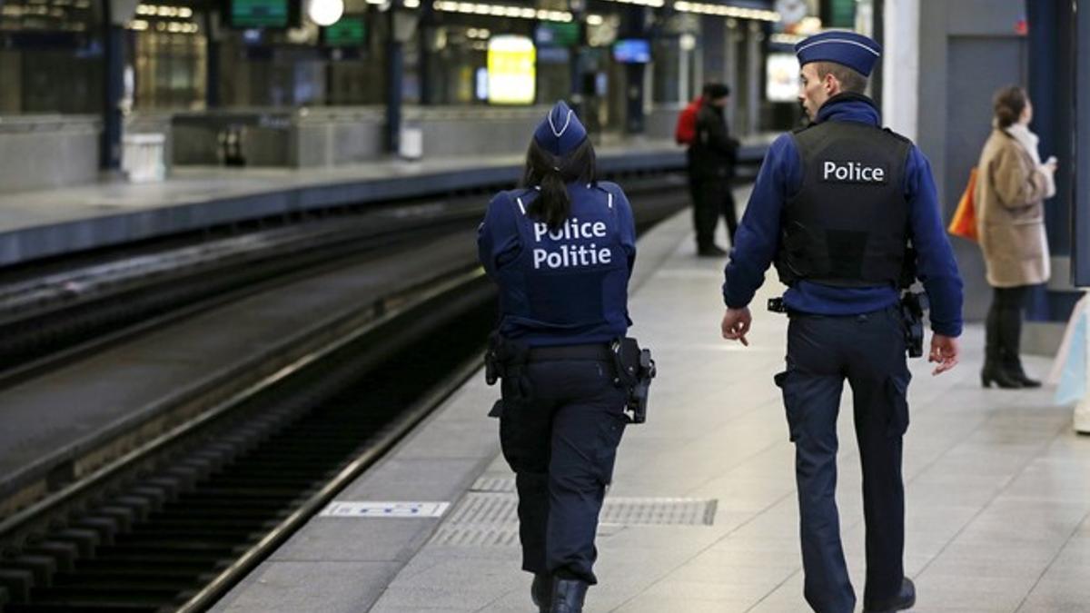 Agentes de la policía belga patrullan por un andén en una estación de tren de Bruselas, el 7 de enero.