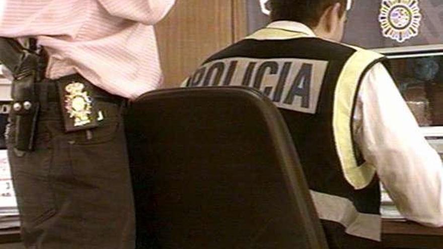Policías de Madrid en una investigación contra la pornografía infantil en Internet. // Efe