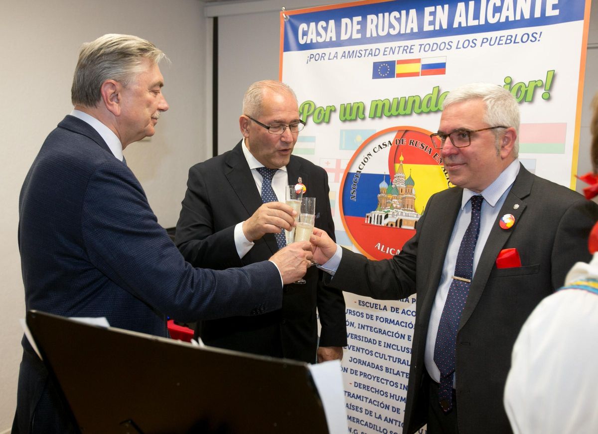 Alexandr Chepurnoy, a la derecha, en la inauguración del nuevo local de la Casa de Rusia en Alicante, en 2019
