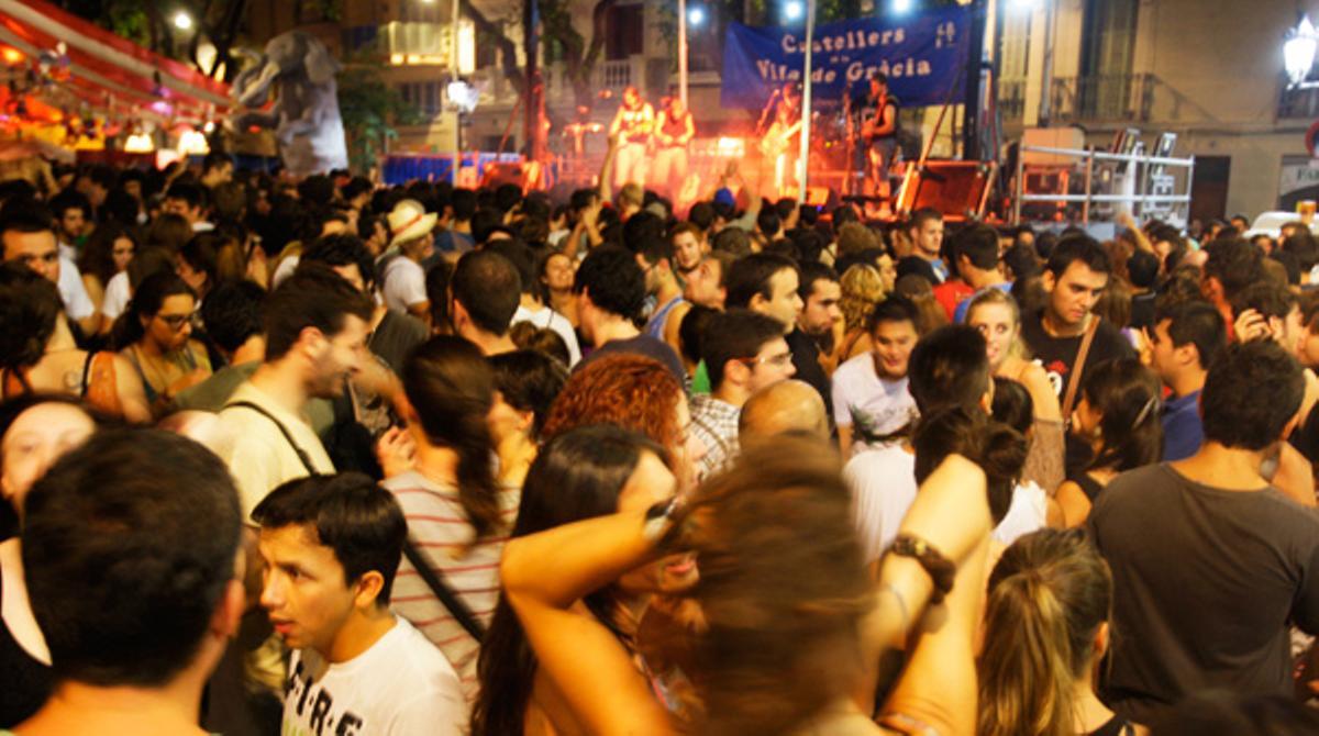 Els carrers i les places de Gràcia s’omplen de gent amb motiu de les festes del barri.