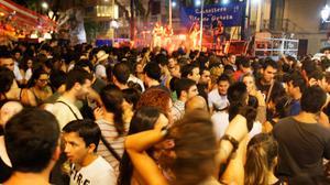 Els carrers i les places de Gràcia s’omplen de gent amb motiu de les festes del barri.