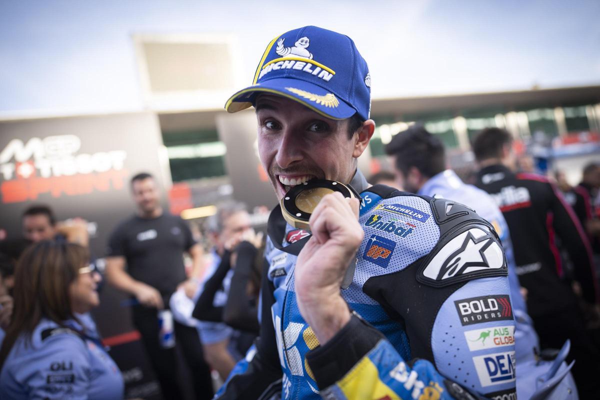 Àlex Márquez mordió, hoy, en Portimao, la medalla que entregan al ganador de la prueba al 'sprint'.n al
