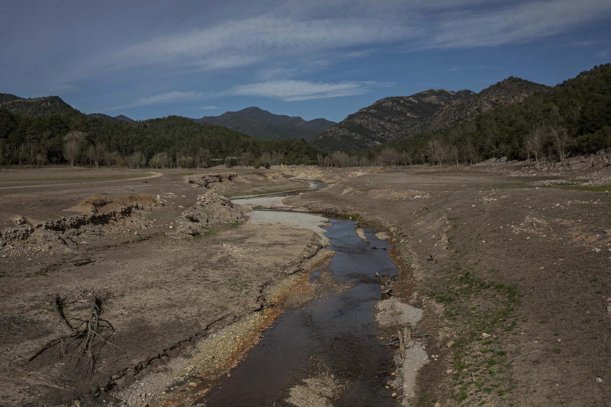 El embalse de Darnius Boadella y el río Muga bajo los efectos de la sequía