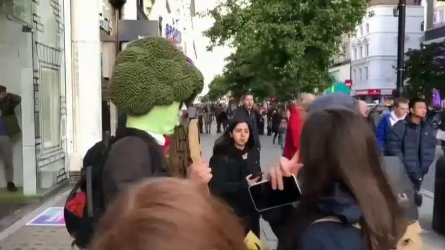 La policía arresta a un hombre disfrazado de brocoli en las protestas contra el cambio climático en Londres