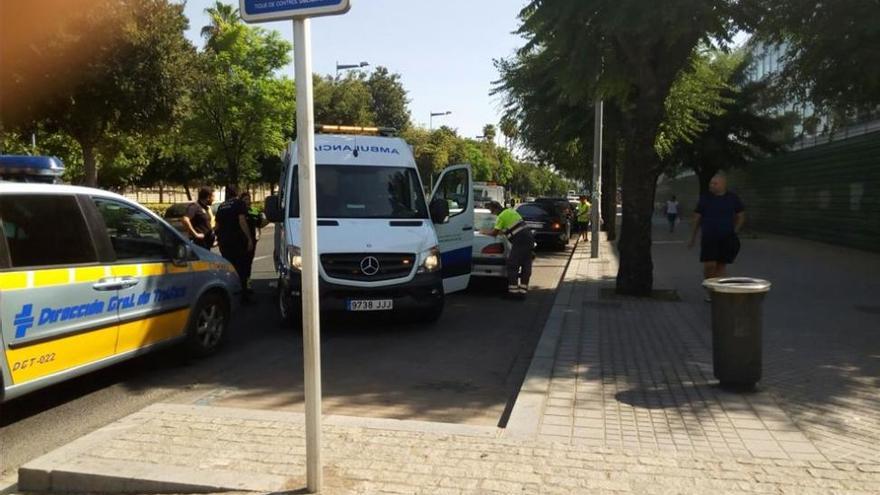 Colisión por alcance entre dos vehículos en la avenida Mozárabes con heridos leves