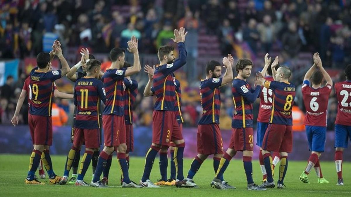 Los jugadores del Barça festejan el triunfo sobre el Atlético y se lo dedican al Camp Nou.