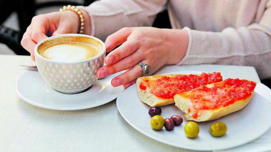 Ein guter Kaffee und eine perfekte „tostada con tomate“: Besser kann ein Morgen auf Mallorca für unsere Autorin nicht beginnen.