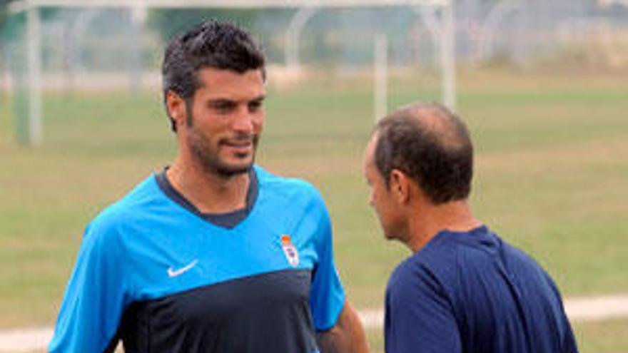 Negredo, ayer, en La Morgal, junto al preparador físico Fredi Valdés.