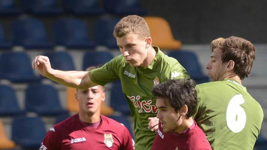 Alberto y Mario Arques presionan a un jugador local.