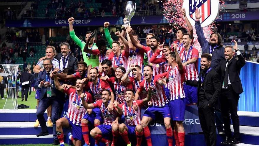 Los jugadores del Atlético de Madrid levantan el trofeo de campeones. // Reuters