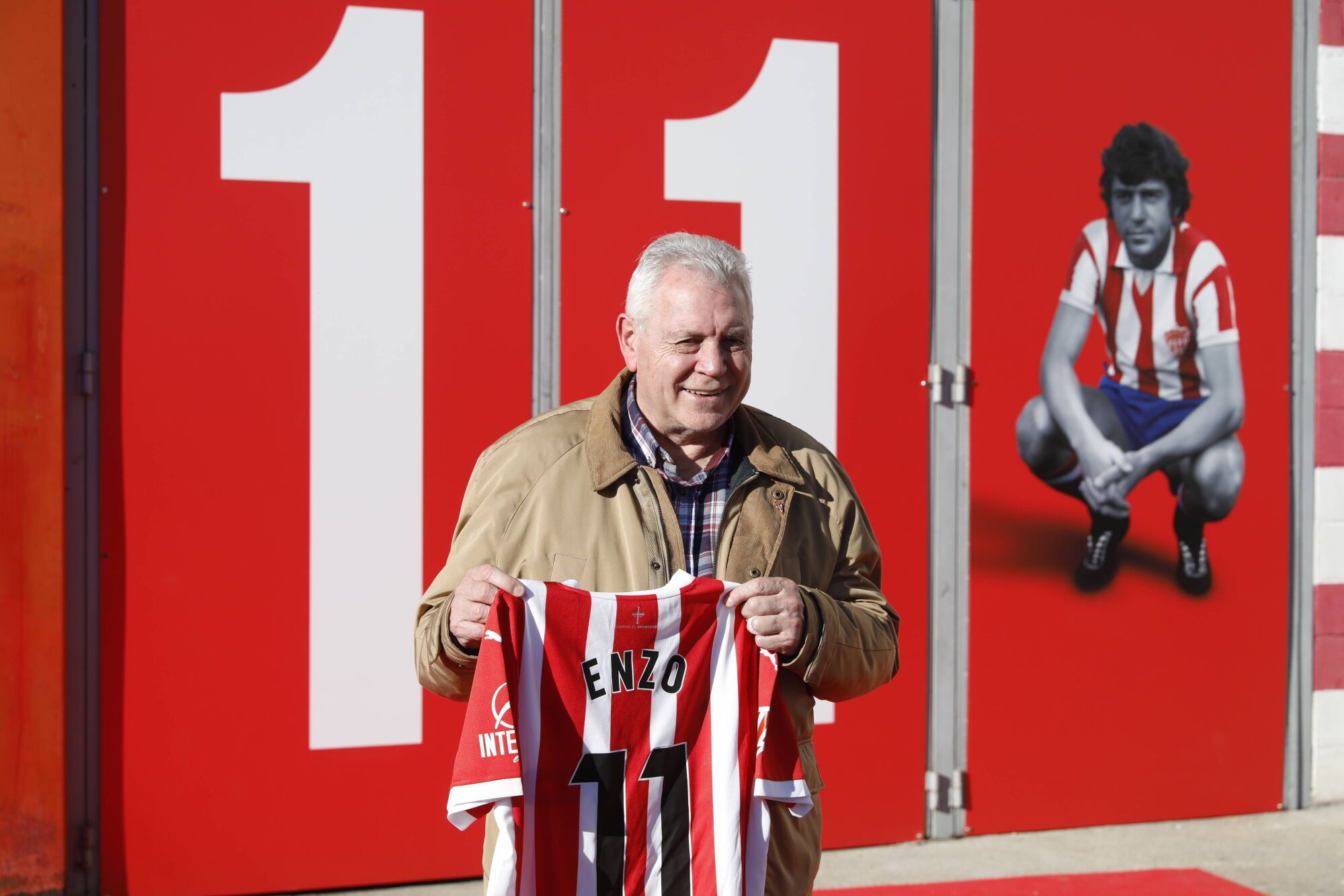 Enzo Ferrero descubre la puerta 11 de El Molinón