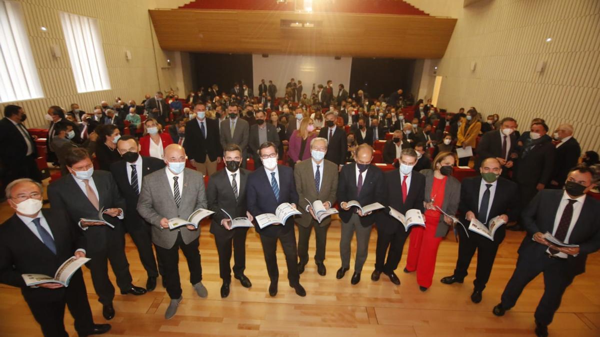 El presidente de la CEOE, Antonio Garamendi, junto al director de Diario CÓRDOBA, Rafael Romero, y el resto de autoridades participantes en la presentación del Anuario Económico.