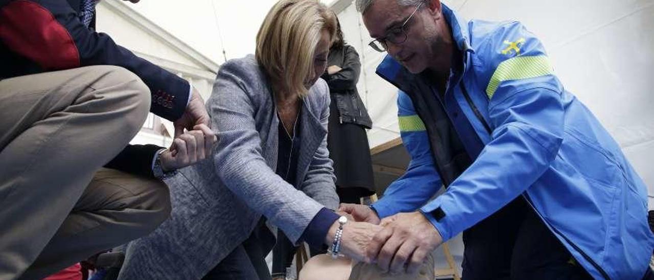 Por la izquierda, Pablo Ignacio Fernández Muñiz, Mariví Monteserín y Rafael Castro, ayer, practicando las maniobras de RCP en la plaza de España.