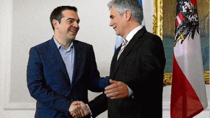 Tsipras saluda el canceller federal austríac, Werner Faymann, a Viena.