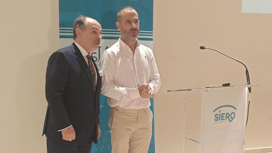 Por la izquierda, Ignacio Villaverde y Ángel García, durante la inauguración del centro sobre IA de Lugones.