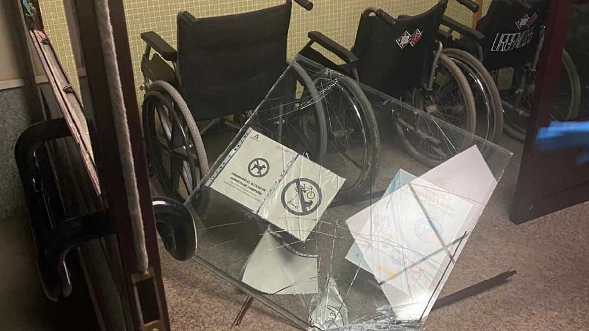 Estado en que quedó la entrada del centro de salud de Fernán Núñez tras la violenta actitud de un individuo que pretendía entrar de madrugada.