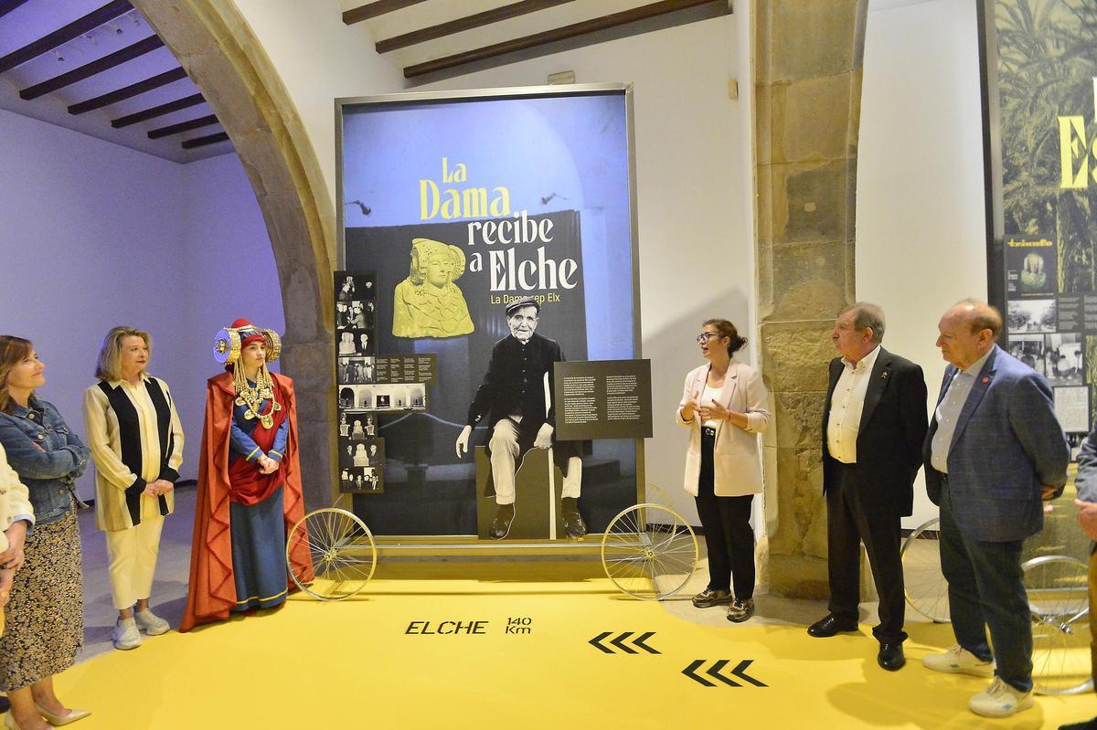 La muestra sobre la visita de la Dama a Elche en 1965 se expone hasta el 28 de diciembre en la Lonja Medieval, en el edificio del Ayuntamiento
