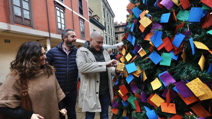 Los comerciantes del Antiguo recogen los buenos deseos de la Oviedo Cup