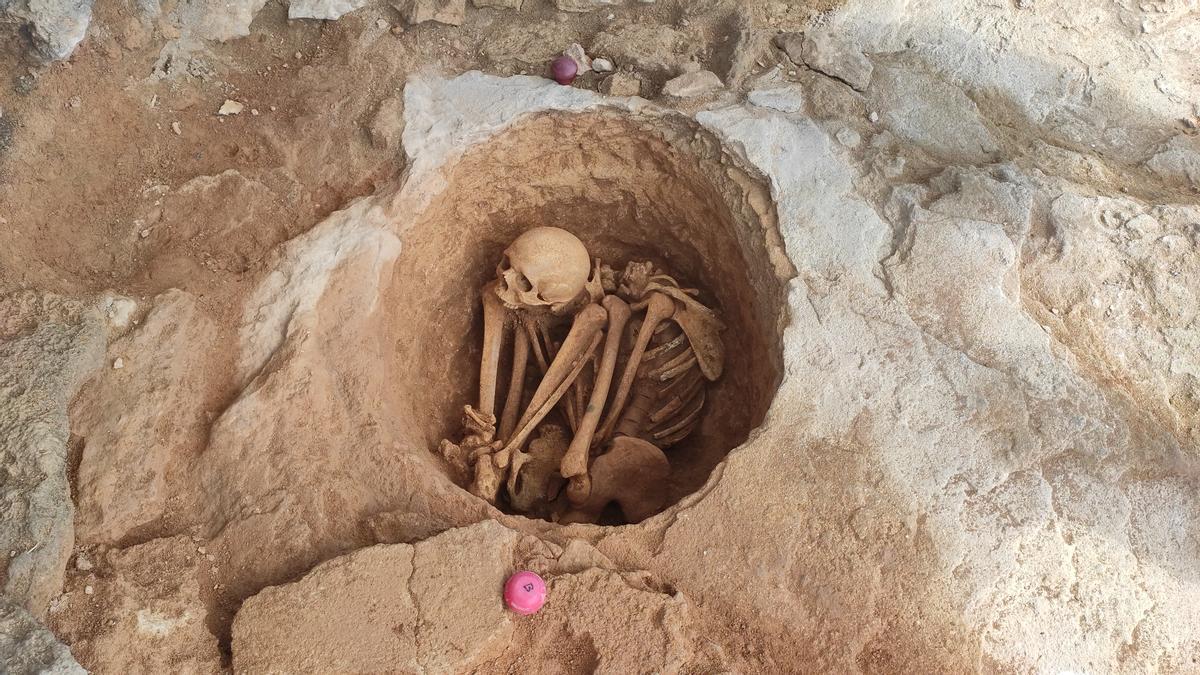 Aparecen los restos de un individuo adulto en una tumba inexplorada de Son Real