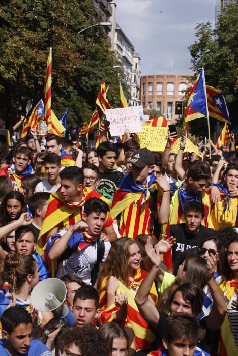 Manifestació d'estudiants universitaris i de secundària al centre de Girona