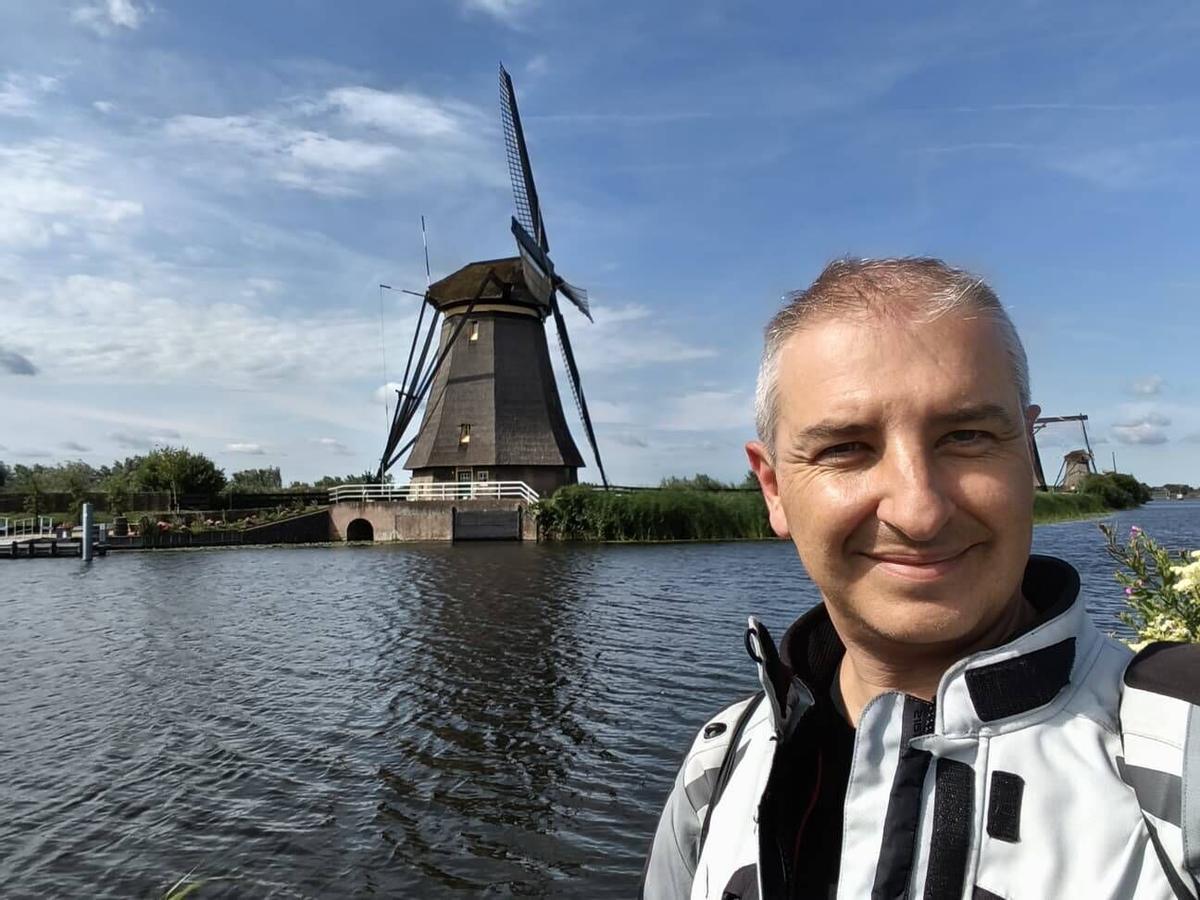El zamorano Alejandro Moralejo en la ruta en moto de este verano que realiza en solitario y le lleva al norte de Europa recorriendo cientos de kilómetros cada día.