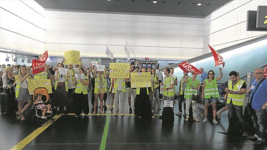 Calma en los aeropuertos en el segundo día de paro de Ryanair