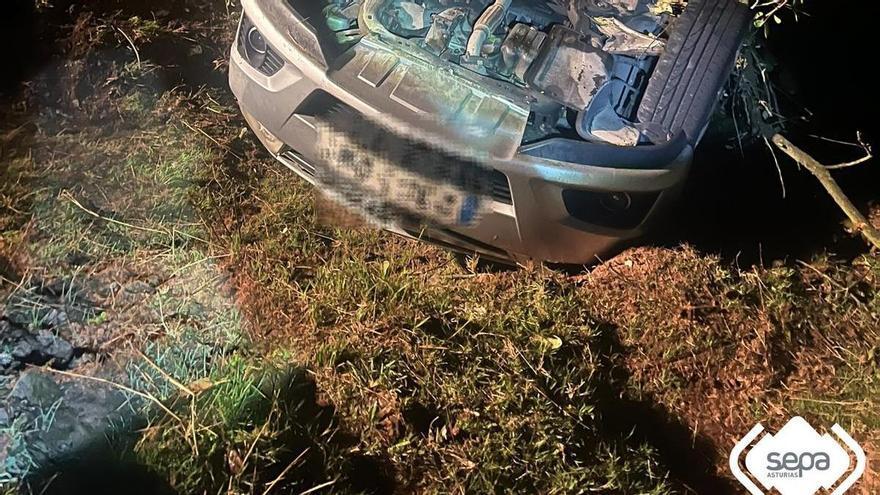 Un hombre resulta herido tras salirse de la vía con el coche y dar varias vueltas de campana en Zeluán (Gozón)