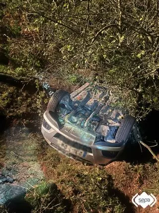 Un hombre resulta herido tras salirse de la vía con el coche y dar varias vueltas de campana en Zeluán (Gozón)
