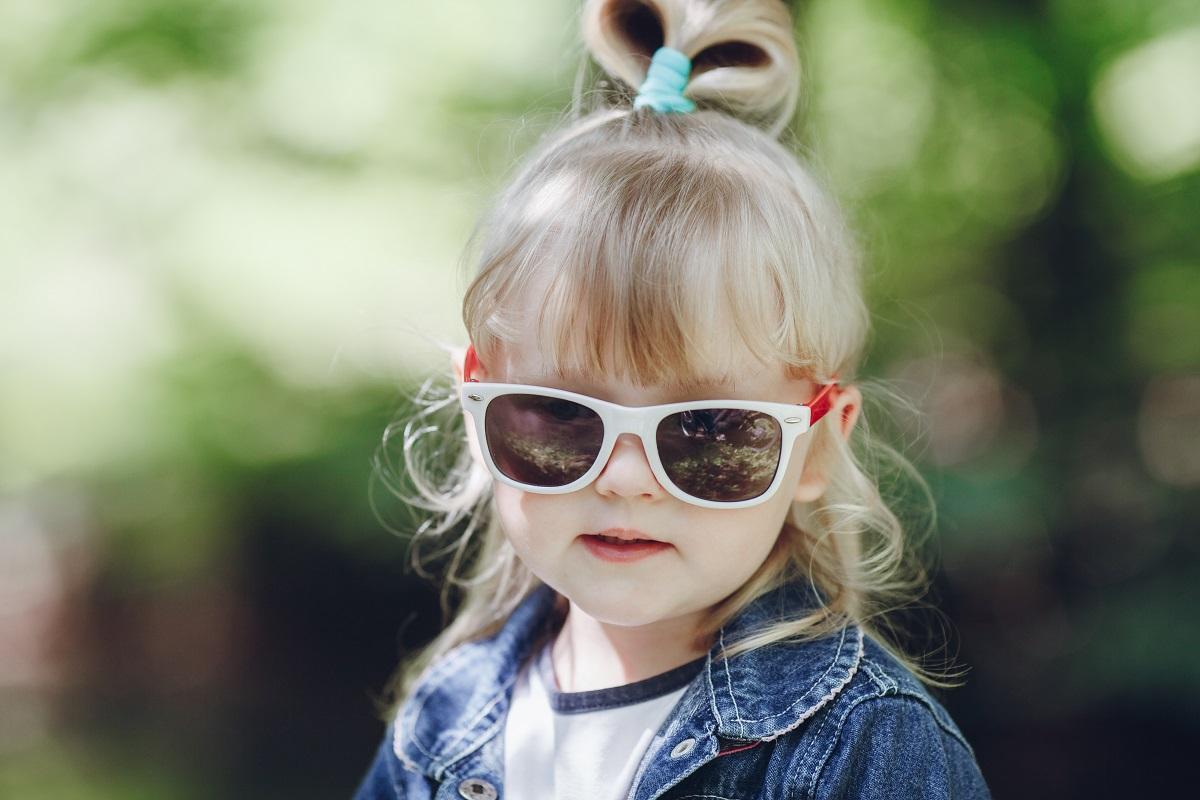 Estas son las razones por las que los niños deberían usar gafas de sol esta primavera.