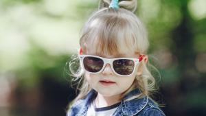Estas son las razones por las que los niños deberían usar gafas de sol esta primavera.