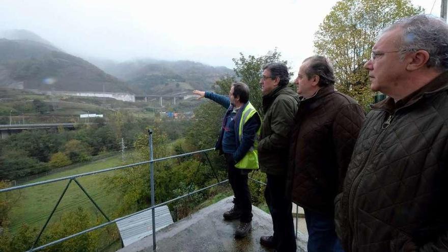 Por la izquierda, José Antonio Sáenz de Santamaría, Ignacio Prendes, Nicanor García -portavoz de Ciudadanos en la Junta- y Justo Álvarez, coordinador del partido en el Caudal, ayer, en Campomanes.